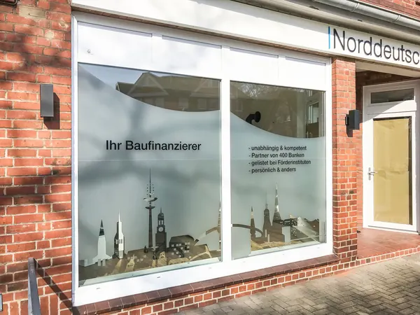 Milchglasfolie als Fensterbeschriftung mit ausgeschnittenem Logo und aufgeklebten Folientexten. Die Beschirftung dient als Sichtschutz für die Büroräume.