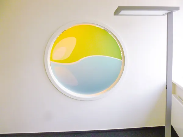 Glasdekorfolie im Digitaldruck mit doppelt Farbe bedruckt. Die Milchglasfolie wurde in das Fenster eingeklebt und dient als Sichtschutz.