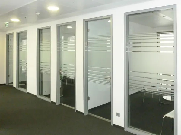 Milchglasfolie im Streifen Design geklebt an Bürotüren und Glasflächen in einem Hamburger Büro.