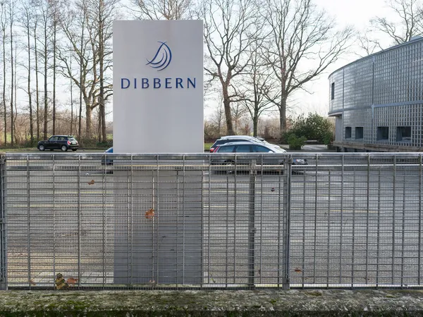 Dieser Pylon wurde in V2A Edelstahl gefertigt. Er steht an einer Firmeneinfahrt. Das Logo der Firma Dibbern wurde aus der Front dekupiert und mit Plexiglas 10+3mm durchgesteckt. Die Ausleuchtung erfolgt mit LED in Leuchtfarbe 7500K.