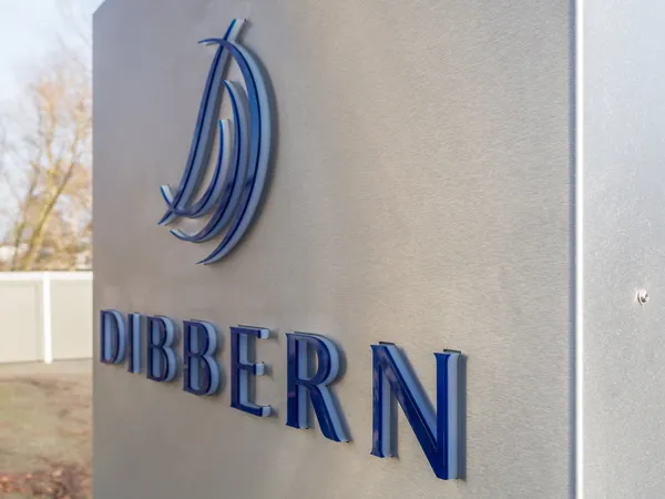 Dieser Pylon wurde in V2A Edelstahl gefertigt. Er steht an einer Firmeneinfahrt. Das Logo der Firma Dibbern wurde aus der Front dekupiert und mit Plexiglas 10+3mm durchgesteckt. Die Ausleuchtung erfolgt mit LED in Leuchtfarbe 7500K.