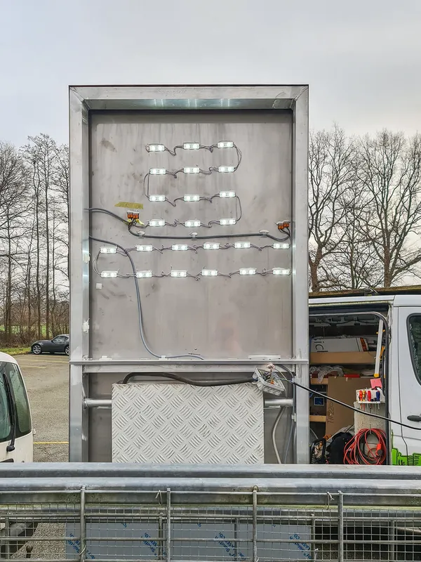 Dieser Pylon wurde in V2A Edelstahl gefertigt. Er steht an einer Firmeneinfahrt. Das Logo der Firma Dibbern wurde aus der Front dekupiert und mit Plexiglas 10+3mm durchgesteckt. Die Ausleuchtung erfolgt mit LED in Leuchtfarbe 7500K.