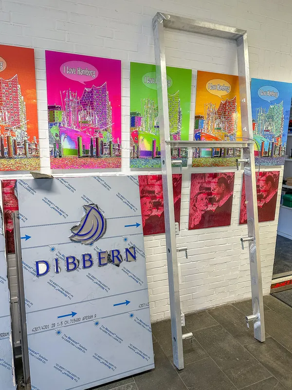 Dieser Pylon wurde in V2A Edelstahl gefertigt. Er steht an einer Firmeneinfahrt. Das Logo der Firma Dibbern wurde aus der Front dekupiert und mit Plexiglas 10+3mm durchgesteckt. Die Ausleuchtung erfolgt mit LED in Leuchtfarbe 7500K.