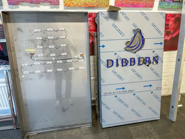 Dieser Pylon wurde in V2A Edelstahl gefertigt. Er steht an einer Firmeneinfahrt. Das Logo der Firma Dibbern wurde aus der Front dekupiert und mit Plexiglas 10+3mm durchgesteckt. Die Ausleuchtung erfolgt mit LED in Leuchtfarbe 7500K.