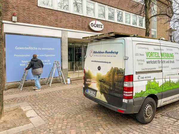 Digitaldruck mit Schutzlaminat als Schaufensterbeschriftung. Fensterfolie als Vermietungsfolie.