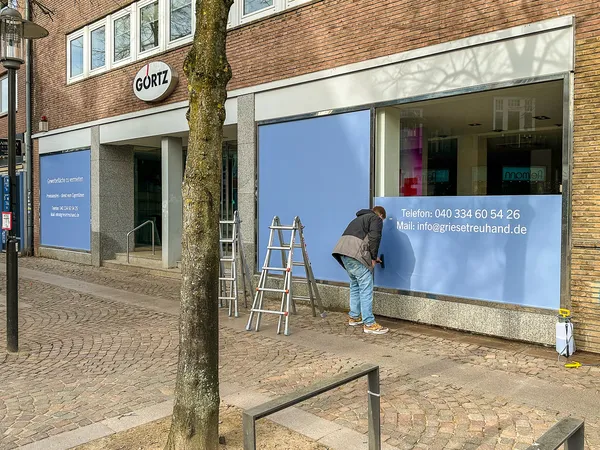 Digitaldruck mit Schutzlaminat als Schaufensterbeschriftung. Fensterfolie als Vermietungsfolie.