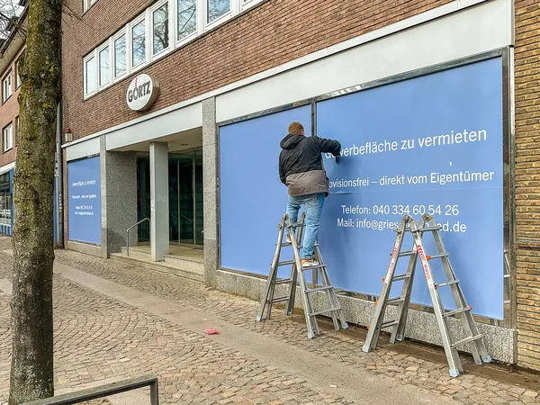 Digitaldruck mit Schutzlaminat als Schaufensterbeschriftung. Fensterfolie als Vermietungsfolie.