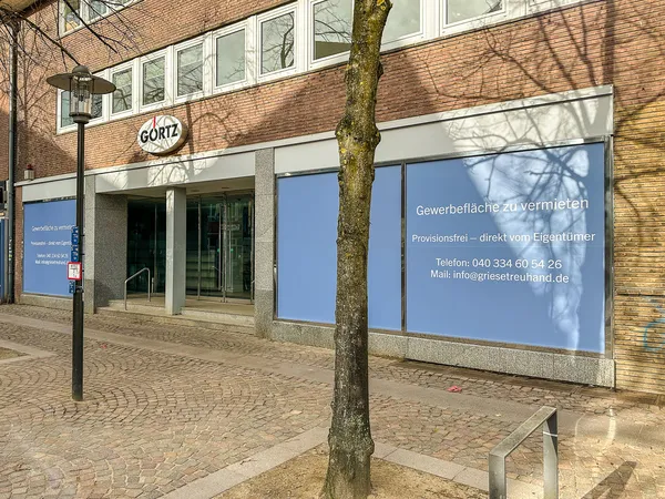 Digitaldruck mit Schutzlaminat als Schaufensterbeschriftung. Fensterfolie als Vermietungsfolie.