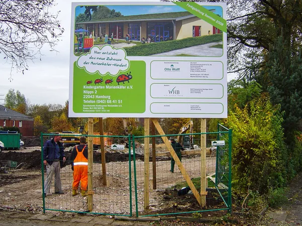 Bauschilder als Hinweis für einen Neubau an der Hamburger Alster. Aludibondplatten mit Digitaldruck als Bauschild und einer Unterkonstruktion aus weiß lackiertem Holz
