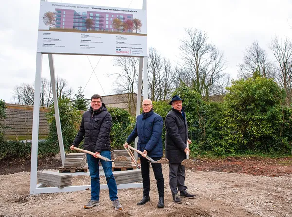 Bauschilder als Hinweis für einen Neubau für Wohnungen und gewerbeflächen. Aludibondplatten mit Digitaldruck als Bauschild und einer Unterkonstruktion aus weiß lackiertem Holz