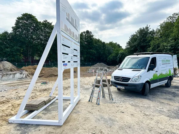 Bauschilder als Hinweis für einen Neubau an der Hamburger Alster. Aludibondplatten mit Digitaldruck als Bauschild und einer Unterkonstruktion aus weiß lackiertem Holz