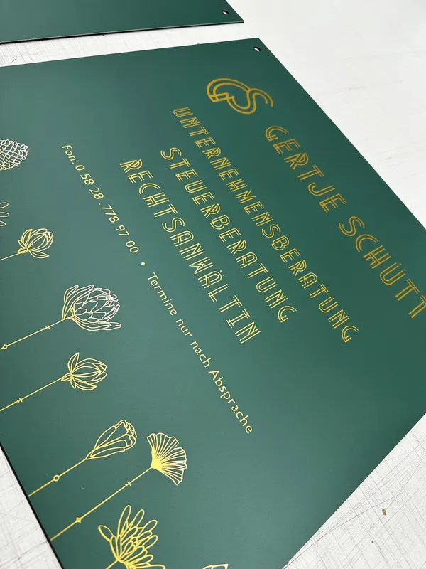 Beschriftungen Folierungen zeigen diese Fotos von realisierten Arbeiten die wir ausgeführt haben. Tolle Produktionen für Privat und Gewerbe.
