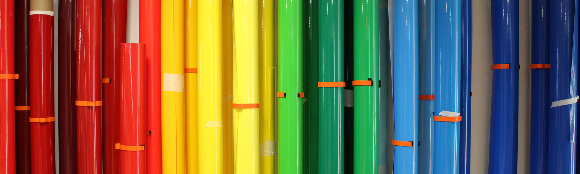 Wir zeigen individuelle Lösungen für Lichtwerbung, Schilder, Beschriftung, Folierungen und Digitaldruck.