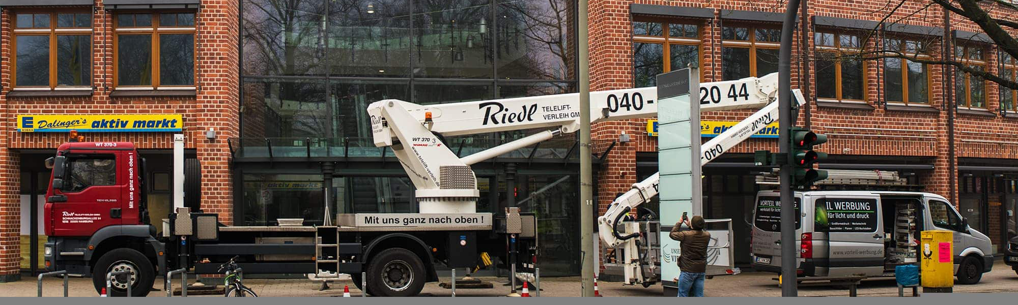 Wir zeigen individuelle Lösungen für Lichtwerbung, Schilder, Beschriftung, Folierungen und Digitaldruck.