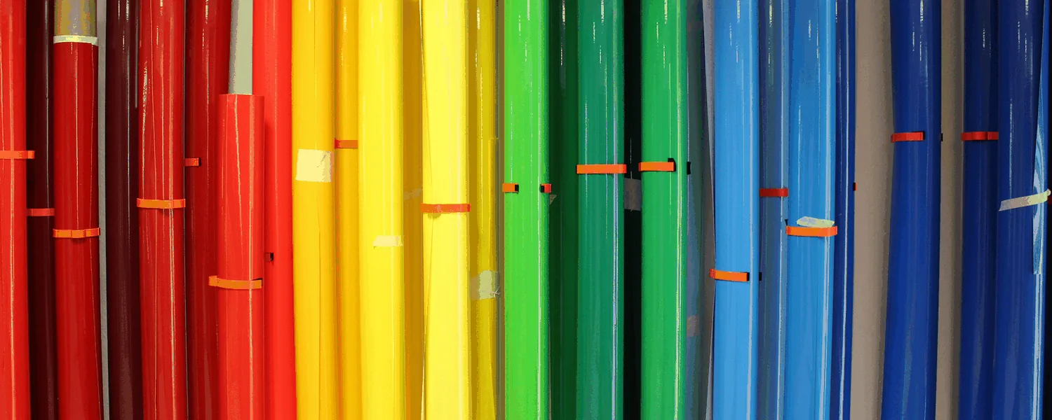 Beschriftung mit Folientexten und digital bedruckten Folien.