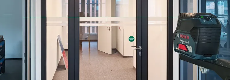 Milchglasfolie auf Glastrennwänden in einem Hamburger Büro