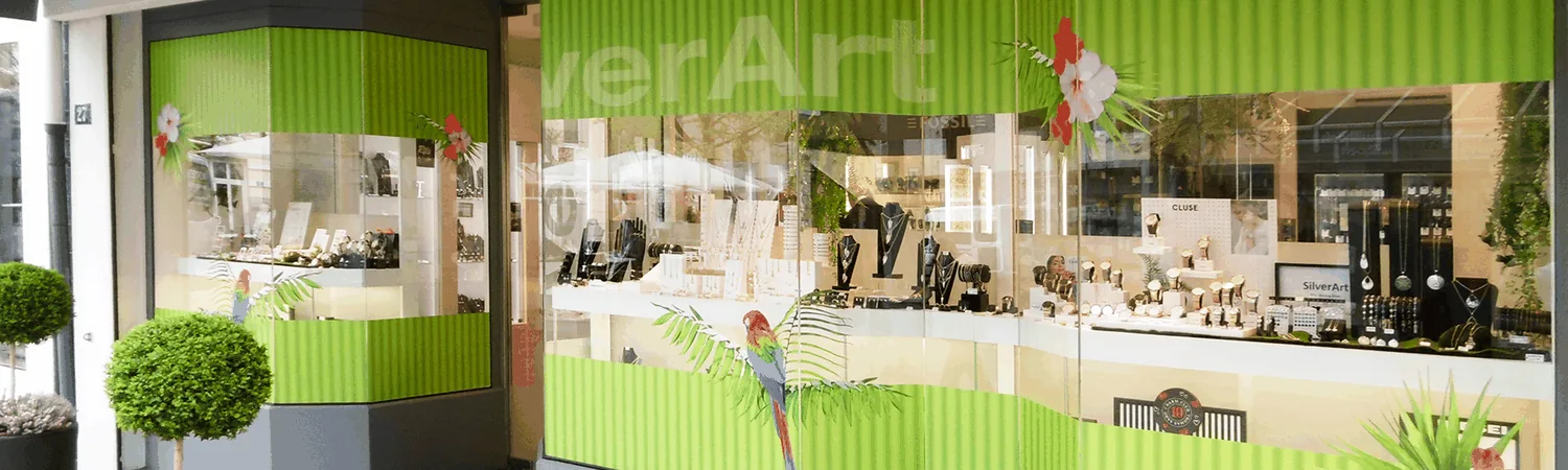 Schaufensterbeschriftung mit Digitaldruck auf Folien mit Schutzlaminat.