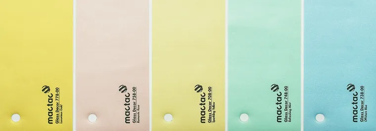 Farbige Glasdekorfolie und Milchglasfolie auf Glastrennwänden