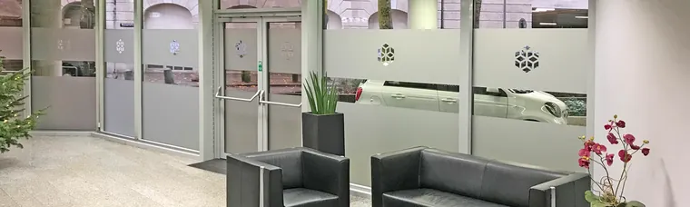 Milchglasfolie als Sichtschutz auf Glastrennwänden in einer Praxis