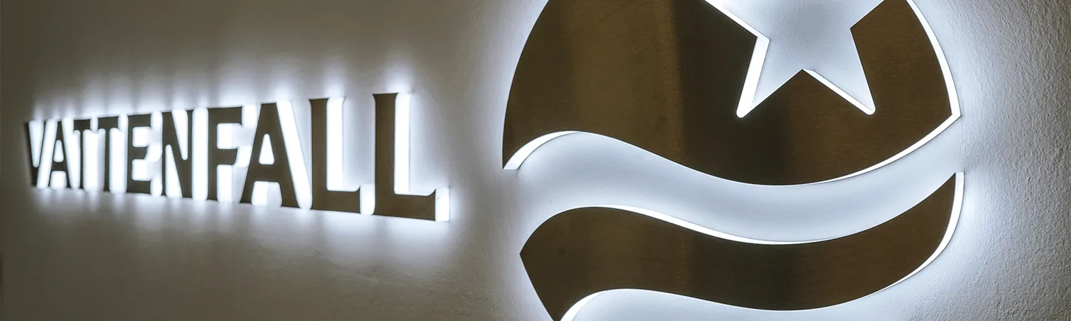 Vollplexi LED-Buchstaben als Wandschriftzug in Gewerbeobjekten.