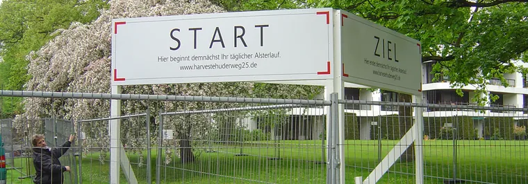 Bauschilder aus Alu-Dibond mit Holzkonstruktion.