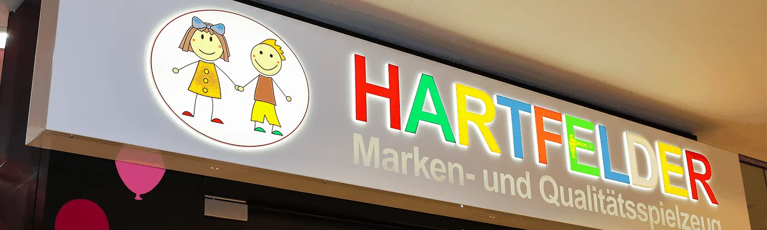 Dekupiertes Leuchttransparent mit folierten Plexiglasbuchstaben für ein Hamburger Ladengeschäft.