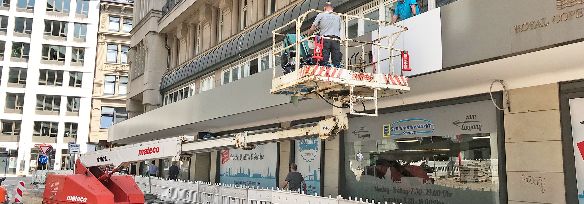 Montage Schilder an einer Fassade für den Einzelhandel. Montage und Beschriftungen Hamburg, fachgerechte Montage von Schildern für Unternehmen und Einzelhändlern.
