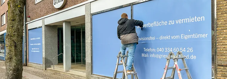 Entfernung und Neuverklebung einer Schaufensterfolie