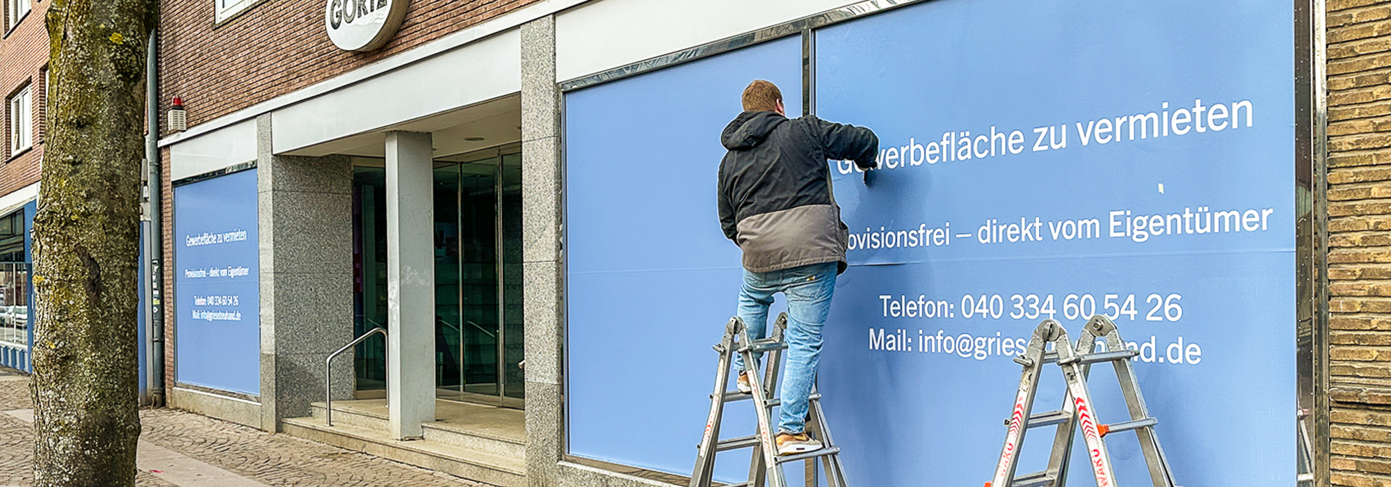Schaufensterbeschriftung mit digital bedruckten Fensterfolien Montage und Beschriftungen Hamburg von Schaufenstern mit digital bedruckten Folien an einem Gewerbeobjekt.